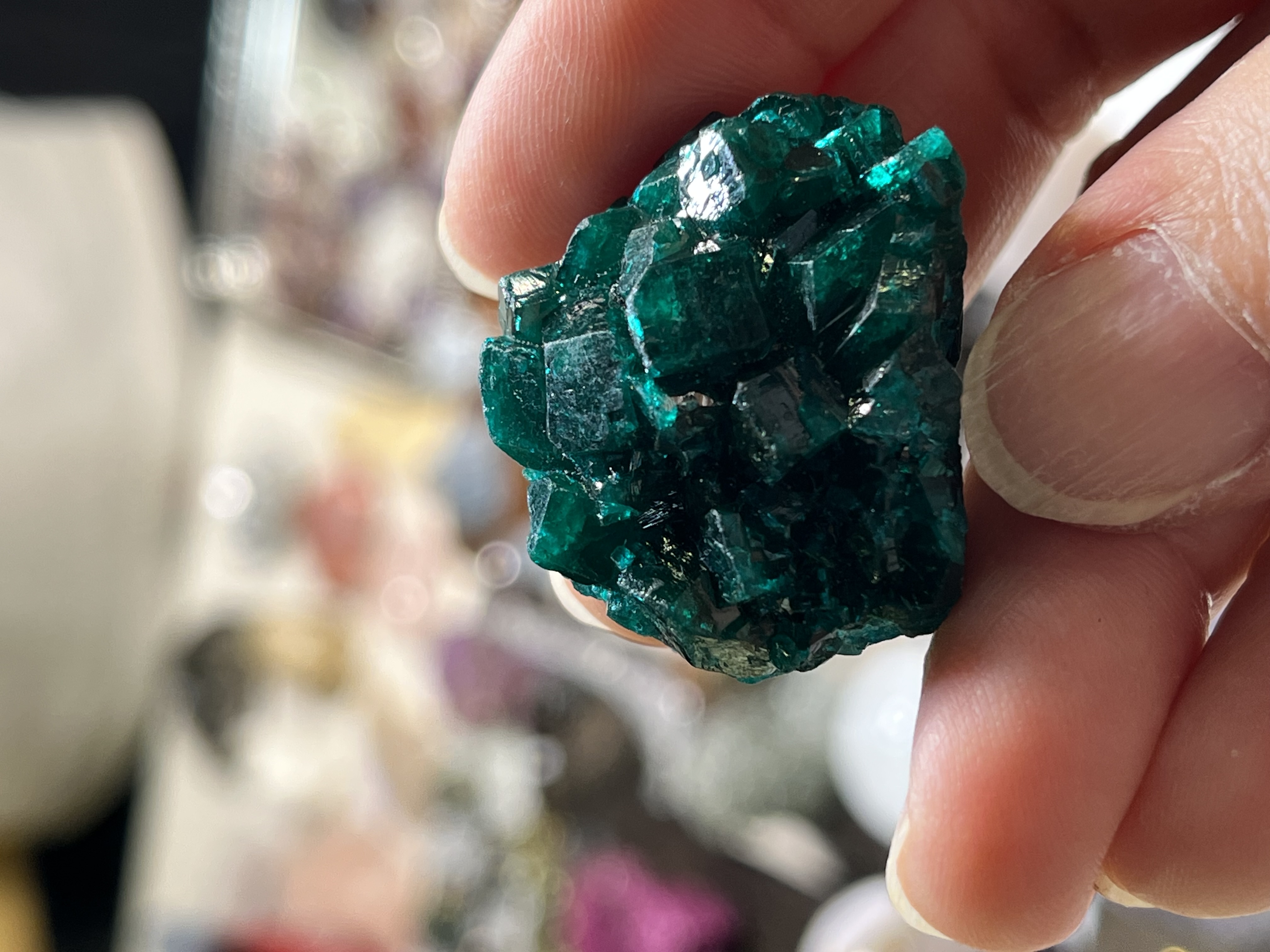 岩值 — 灰綠色柱狀晶體叢生於原礦母岩